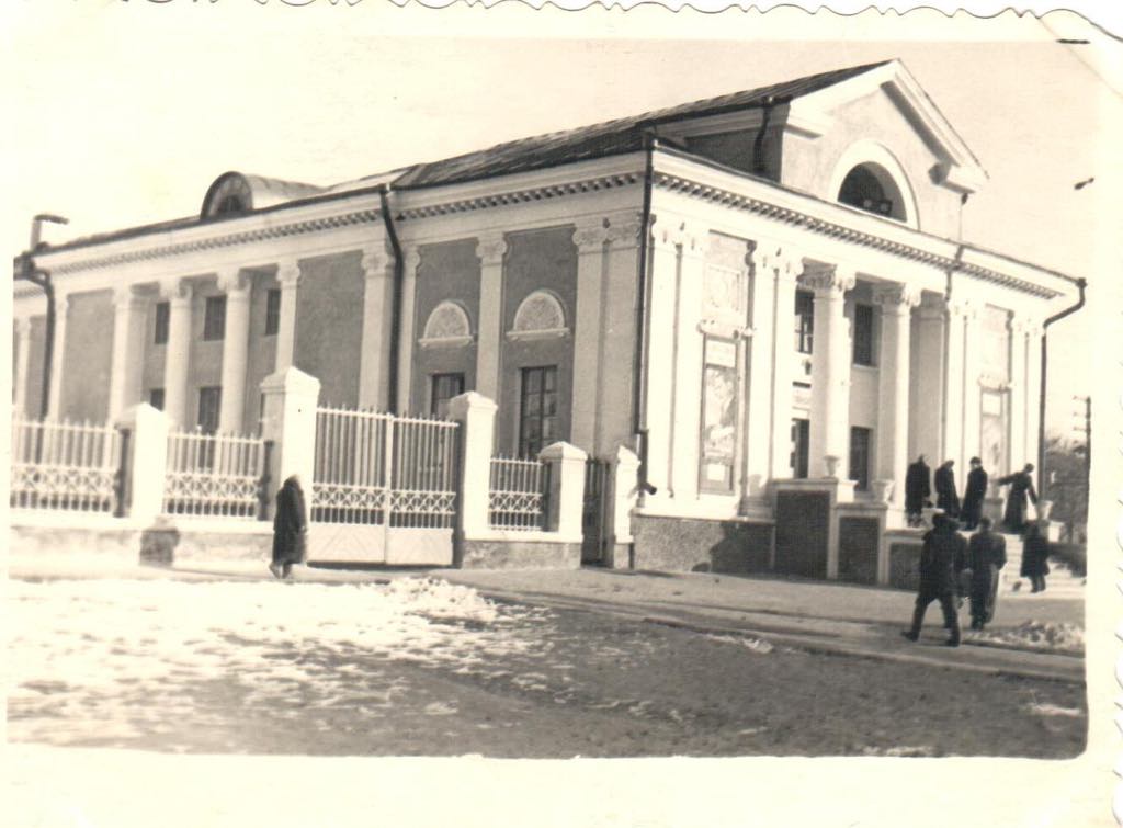  18 марта. Возле кинотеатра Октябрьской Революции